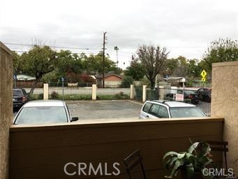 https://media.crmls.org/medias/e9ad22e4-7ceb-4a3a-bcfa-0b3e2a844bc9.jpg?preset=X-Large
