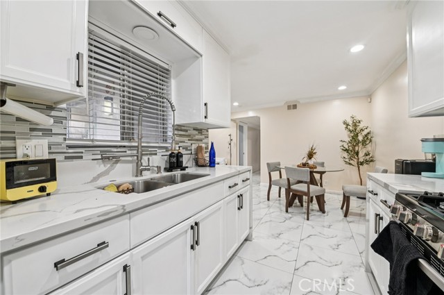 Detail Gallery Image 13 of 32 For 1430 Cabrillo Park #B,  Santa Ana,  CA 92701 - 2 Beds | 2 Baths