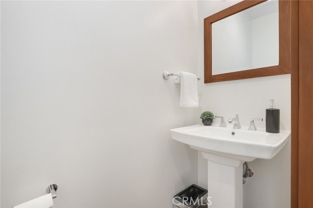 Detail Gallery Image 15 of 31 For 713 Hampden Pl, Pacific Palisades,  CA 90272 - 2 Beds | 1/1 Baths