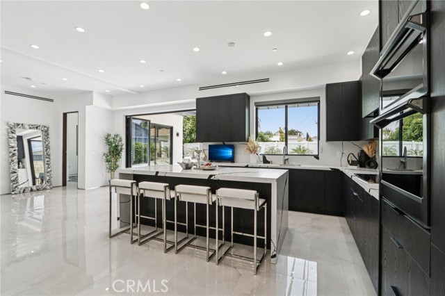 Detail Gallery Image 14 of 61 For 2227 N Lamer St, Burbank,  CA 91504 - 4 Beds | 4/1 Baths