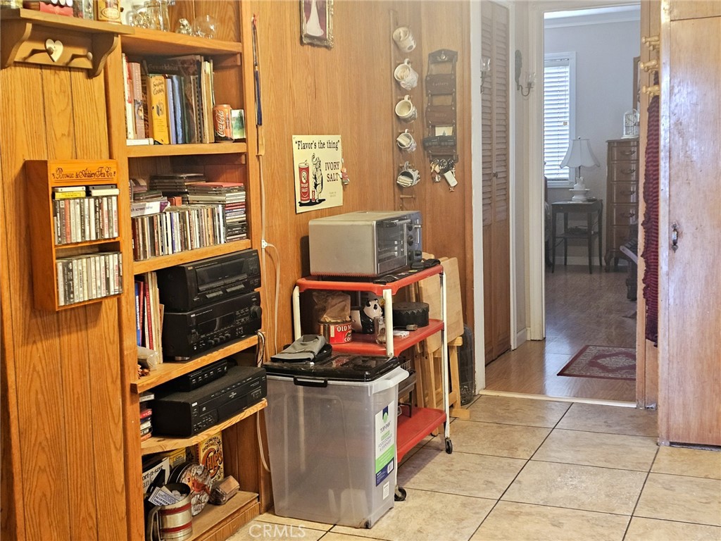 https://media.crmls.org/medias/e9b41cb4-efd1-4b51-bf43-84e9e4c41b92.jpg?preset=X-Large