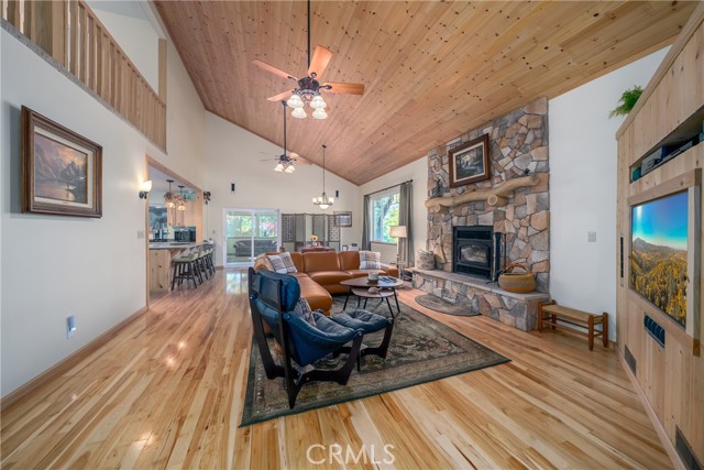 14274 Regina Way, Cobb CA: https://media.crmls.org/medias/e9b440ce-476b-419d-bcae-c0b82605d4f9.jpg