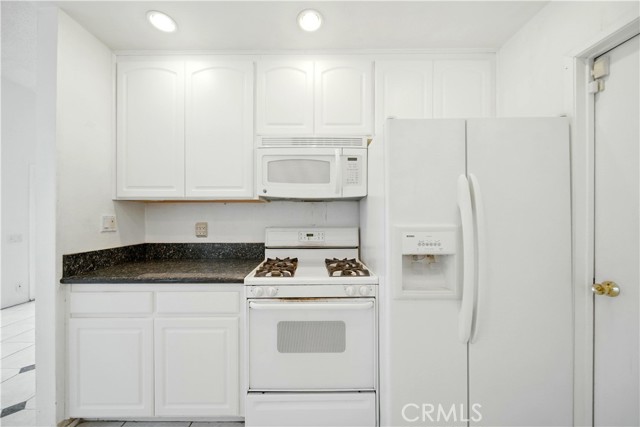 75 Willow Tree Lane, Irvine CA: https://media.crmls.org/medias/e9b4800e-4868-44dc-91fc-13ab0d20bf76.jpg
