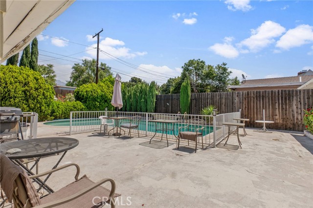 319 E Deodar Street, Ontario CA: https://media.crmls.org/medias/e9b4cb21-0ab6-465b-a890-6a8497f2a5e7.jpg