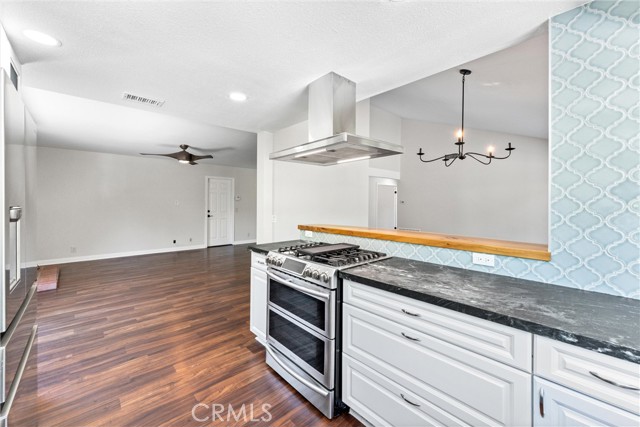201 W Harvey Avenue, Santa Ana CA: https://media.crmls.org/medias/e9b4cdb6-5a35-46b7-815d-6b8b2dbf1095.jpg