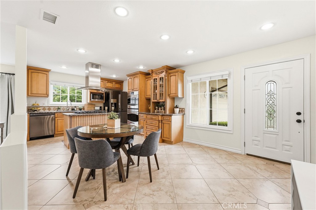 https://media.crmls.org/medias/e9b66067-8fff-43fe-ab1f-e165fbf904f8.jpg?preset=X-Large