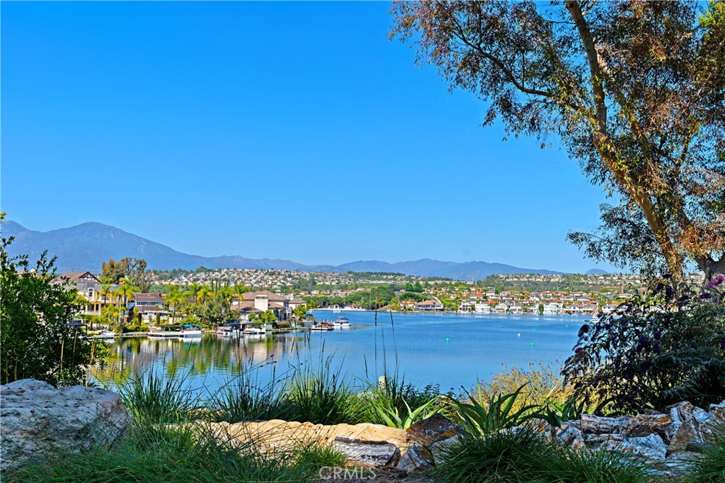 https://media.crmls.org/medias/e9bb68c2-9a05-4105-99d7-165bbd63c425.jpg?preset=X-Large
