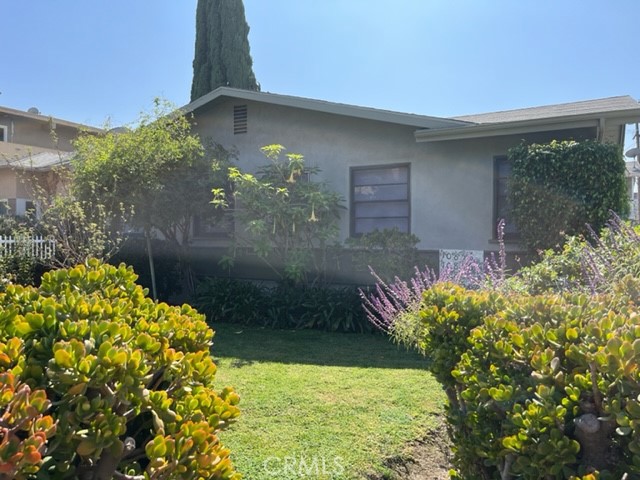 10856 Camarillo Street, Toluca Lake CA: https://media.crmls.org/medias/e9bb97ac-0e8c-4053-a80e-8ac34ca593d7.jpg