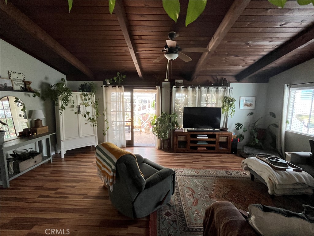 https://media.crmls.org/medias/e9bde1cb-389d-4e99-bf69-8c9c370bae64.jpg?preset=X-Large