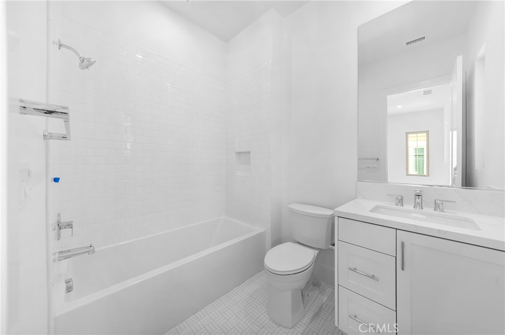 https://media.crmls.org/medias/e9beb9ca-b9d3-446e-8f30-03acd5615aa3.jpg?preset=X-Large