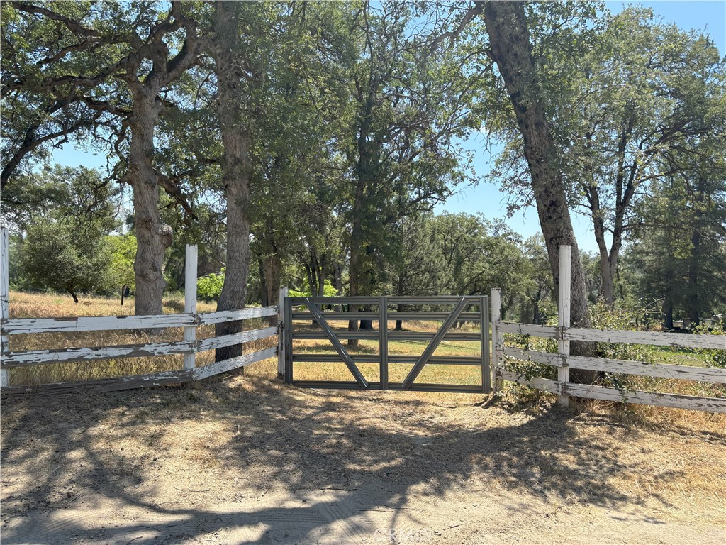 https://media.crmls.org/medias/e9bf2637-03ed-4cac-b0c1-eefe7ac3e810.jpg?preset=X-Large