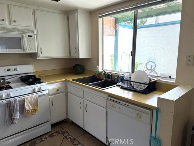 Detail Gallery Image 5 of 14 For 305 King Ct, Hemet,  CA 92543 - 2 Beds | 2 Baths