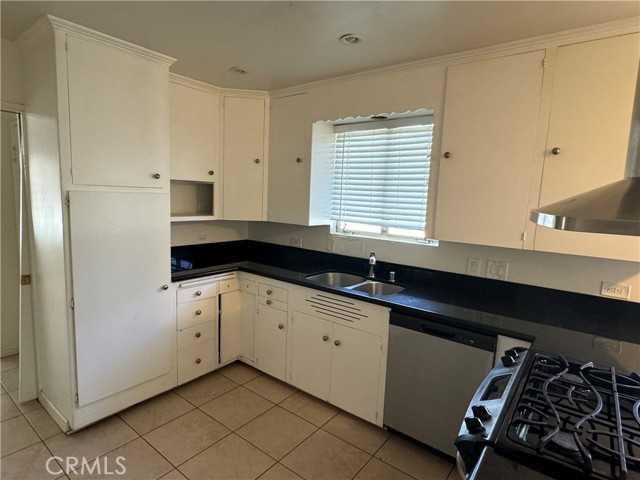 Detail Gallery Image 13 of 56 For 23221 Burbank Bld, Woodland Hills,  CA 91367 - 3 Beds | 2 Baths