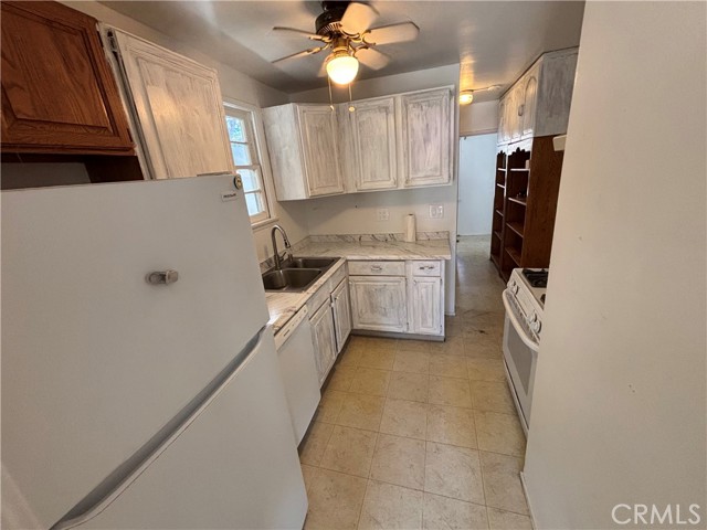 218 N Broadway, Redondo Beach CA: https://media.crmls.org/medias/e9c6b916-4e21-426c-a2a9-05c4d8305784.jpg