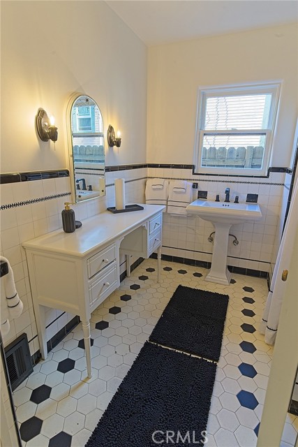 550 N 1st Avenue, Upland CA: https://media.crmls.org/medias/e9c740d2-abfb-4309-9bd6-91b1f689b405.jpg
