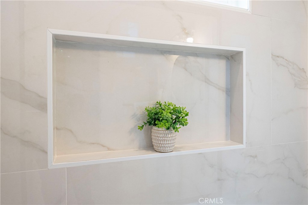 https://media.crmls.org/medias/e9c7855e-9d72-4b8e-a54e-b643ec76c5b3.jpg?preset=X-Large