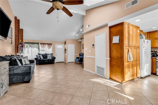 25790 Parada, Valencia CA: https://media.crmls.org/medias/e9c93e9e-be4a-4a6a-b95d-a9da39b28110.jpg