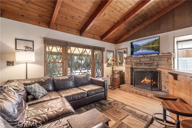 941 Anita Avenue, Big Bear City CA: https://media.crmls.org/medias/e9cb3769-5181-4498-a3e2-735ca8d88a8c.jpg