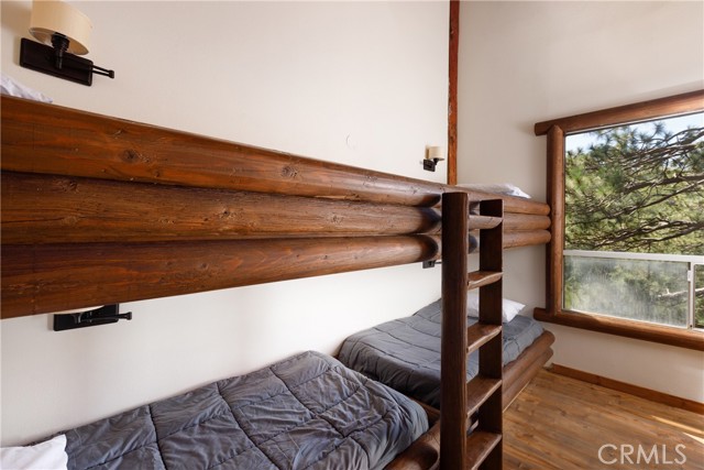 1370 Calgary Drive, Lake Arrowhead CA: https://media.crmls.org/medias/e9cea2a3-ba2f-40f3-b055-a677d8a15231.jpg