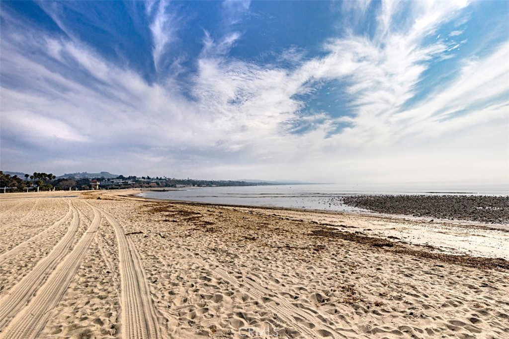 https://media.crmls.org/medias/e9cf304b-3306-481c-8b17-51d0e836f794.jpg?preset=X-Large