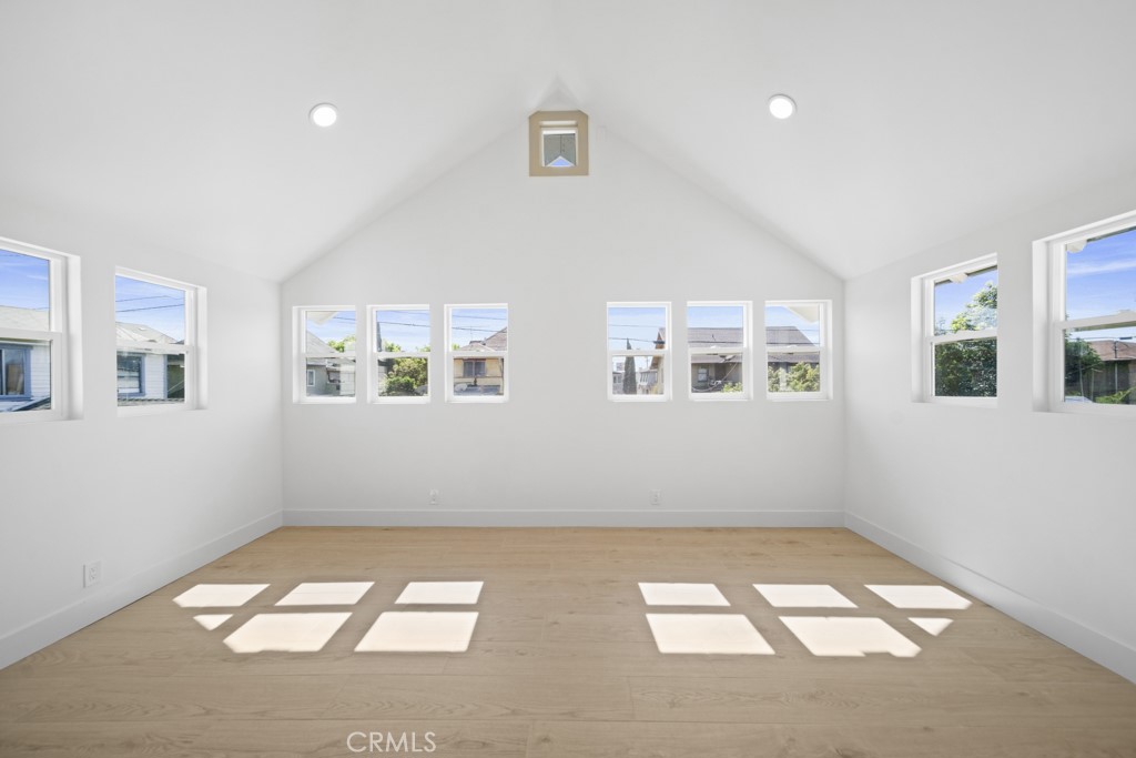 https://media.crmls.org/medias/e9d04ba5-b6f7-4940-af1e-d9756dcea0aa.jpg?preset=X-Large