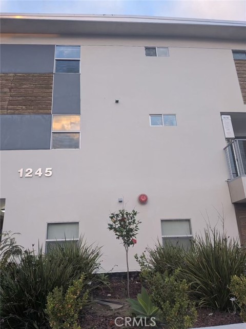 Detail Gallery Image 2 of 7 For 1245 N New Hampshire Ave #1, Los Angeles,  CA 90029 - 3 Beds | 3/1 Baths