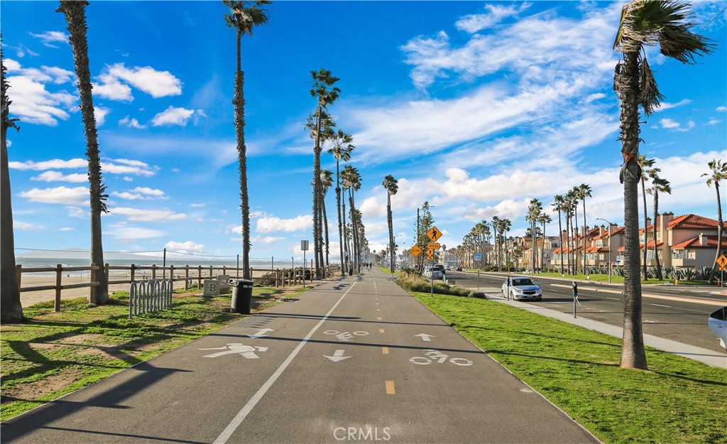 https://media.crmls.org/medias/e9d2a4ad-014e-4e16-93df-9434b9295ac2.jpg?preset=X-Large