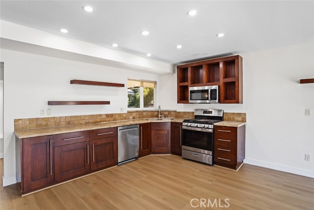 Detail Gallery Image 11 of 37 For 4551 Larkwood Ave, Woodland Hills,  CA 91364 - 5 Beds | 3 Baths
