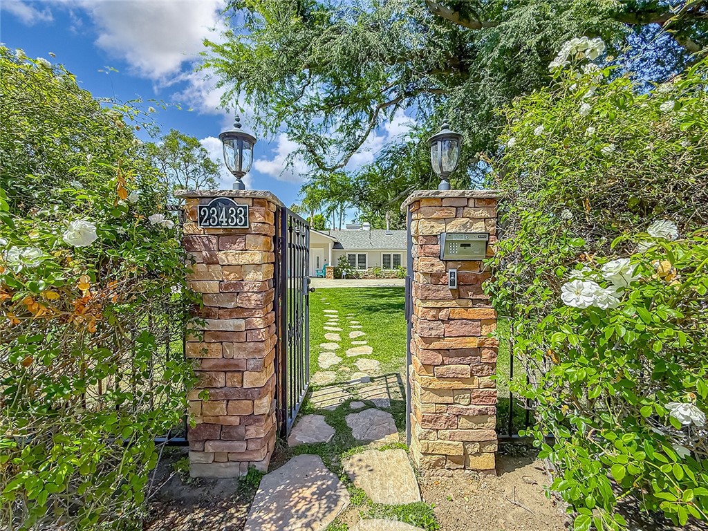 https://media.crmls.org/medias/e9d4fb63-f40a-445c-ac0c-fd3658138c8b.jpg?preset=X-Large