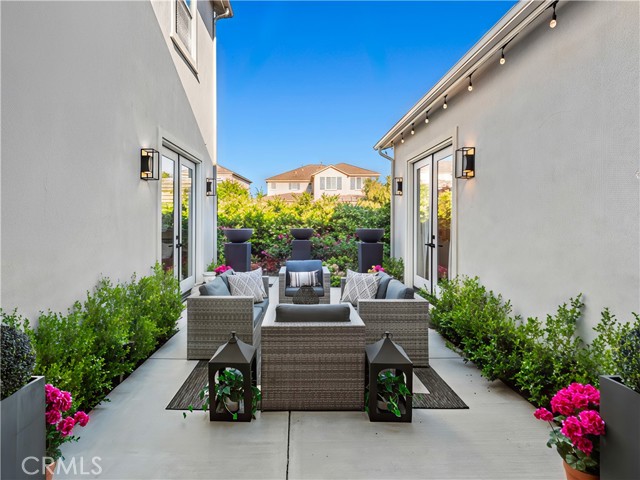 Detail Gallery Image 4 of 65 For 22385 Midtown Ct, Saugus,  CA 91350 - 5 Beds | 4/1 Baths