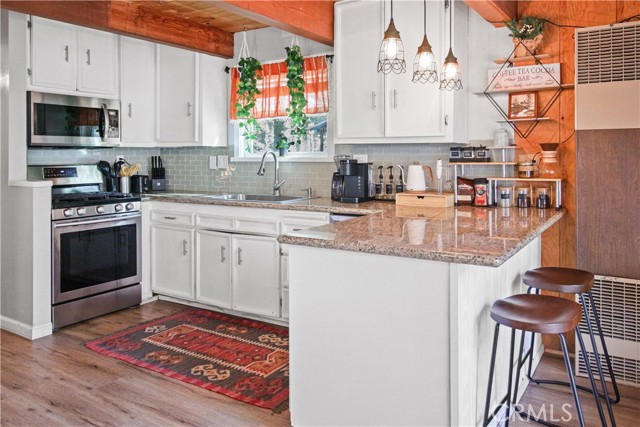 Detail Gallery Image 9 of 30 For 33020 Arrowbear Dr, Running Springs,  CA 92382 - 3 Beds | 2/1 Baths