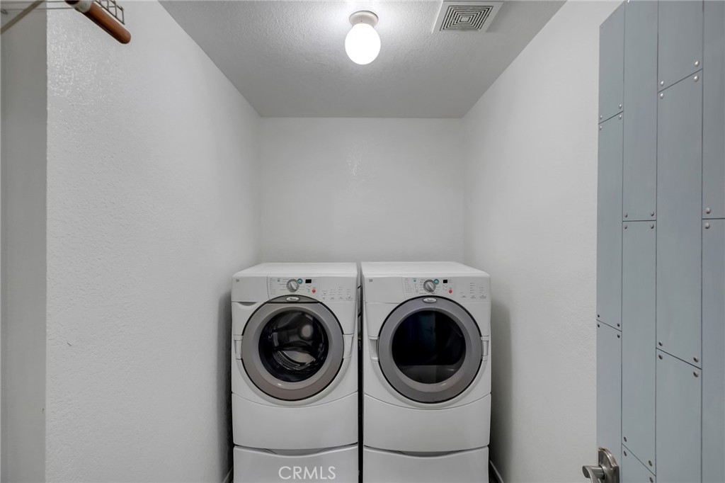 https://media.crmls.org/medias/e9da4f55-f51e-4696-9ad7-41d24df73170.jpg?preset=X-Large