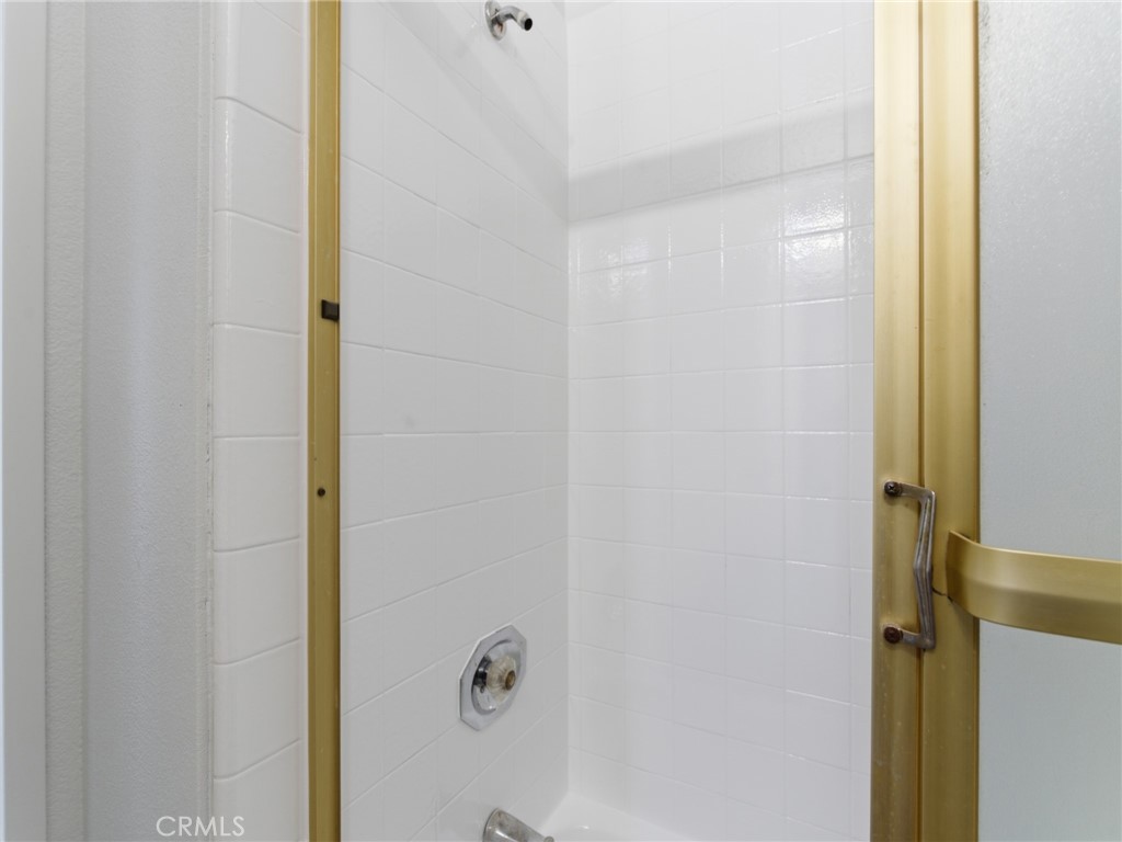 https://media.crmls.org/medias/e9ddd059-71aa-4b05-be42-a2048af8068d.jpg?preset=X-Large