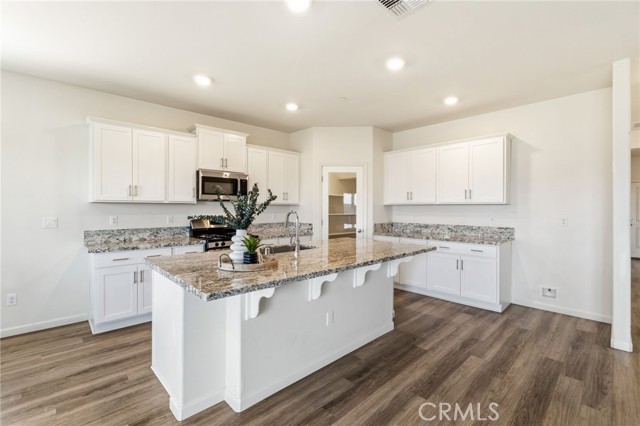 Detail Gallery Image 15 of 51 For 3503 Running Brook, Madera,  CA 93637 - 5 Beds | 2/1 Baths