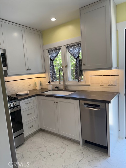 297 N Garfield Avenue, Pasadena CA: https://media.crmls.org/medias/e9e1f363-6e35-4baa-8e3e-77d7169df3f4.jpg