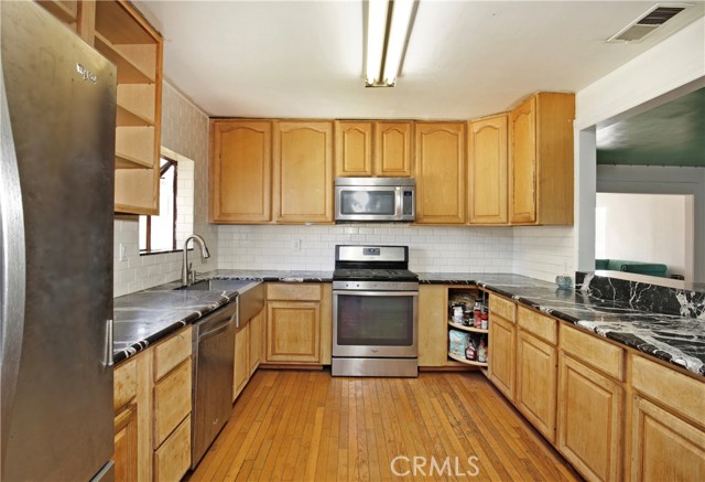 5408 Whitewood Avenue, Lakewood CA: https://media.crmls.org/medias/e9e433c8-a7f8-4f58-aac1-434d237d240f.jpg
