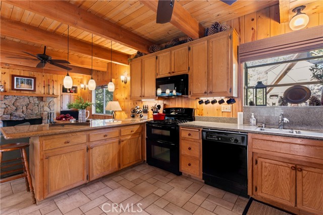 Detail Gallery Image 9 of 42 For 27169 Ironwood Ln, Lake Arrowhead,  CA 92352 - 3 Beds | 3/1 Baths
