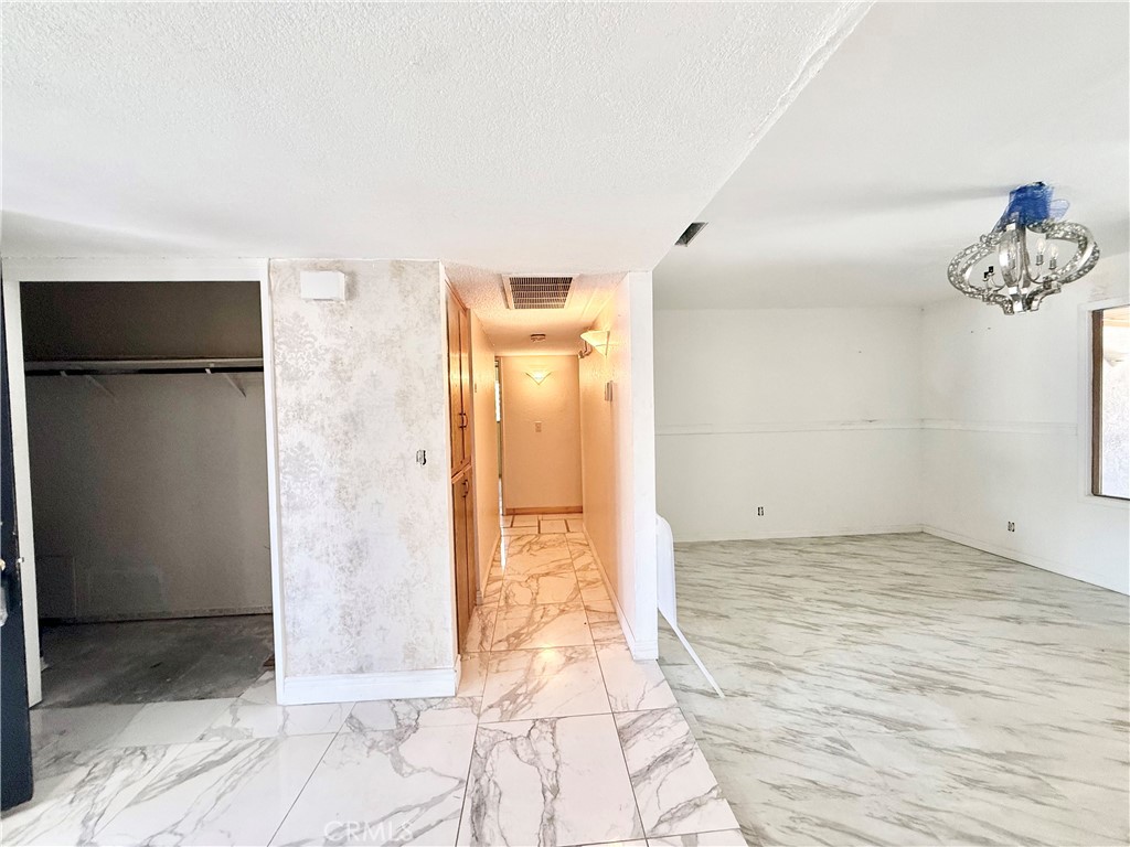 https://media.crmls.org/medias/e9e4ca4c-9875-401c-bbff-0ab75ddb1ced.jpg?preset=X-Large