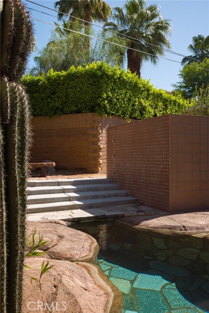 1950 E Desert Palms Drive, Palm Springs CA: https://media.crmls.org/medias/e9e6b649-62e1-4d11-8f8d-ff961e673920.jpg