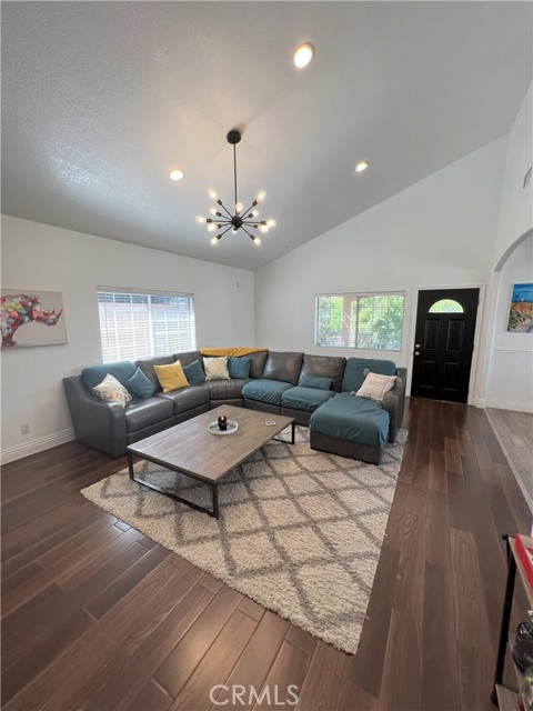 Detail Gallery Image 3 of 16 For 657 W 1st St, San Pedro,  CA 90731 - 3 Beds | 2 Baths