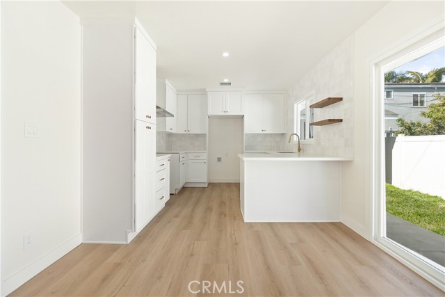 1027 E 10th St, Long Beach CA: https://media.crmls.org/medias/e9eab3f1-9692-48a7-a51b-2f07ef382424.jpg