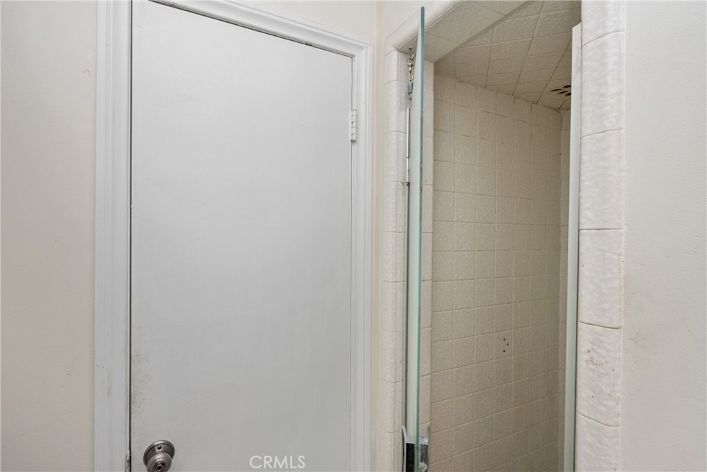 https://media.crmls.org/medias/e9ec9fe2-f0ef-4473-9465-eec98aa59c93.jpg?preset=X-Large