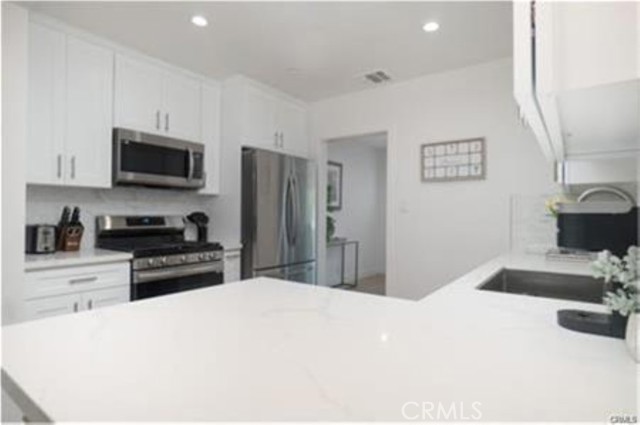 5840 White Oak Avenue, Encino CA: https://media.crmls.org/medias/e9ed9f1d-547d-4772-a373-49df0f21dd68.jpg