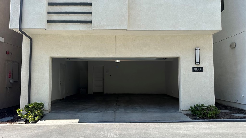 https://media.crmls.org/medias/e9ee73fc-05b9-4a22-bbe2-4c64a7358717.jpg?preset=X-Large