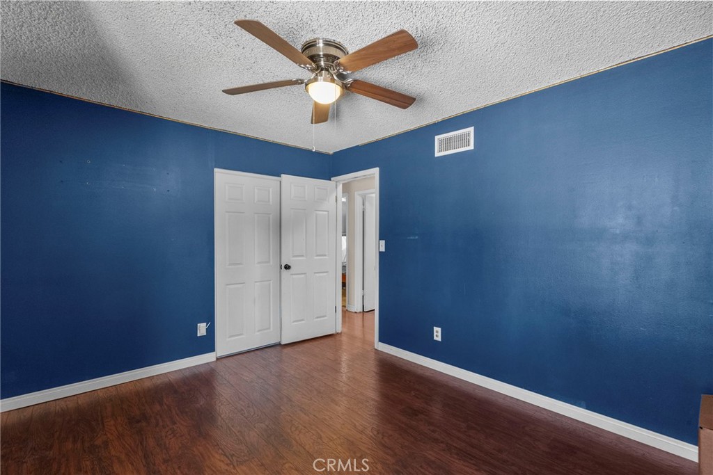 https://media.crmls.org/medias/e9ef6a9d-5e94-4de0-a858-4588d2e1bd7e.jpg?preset=X-Large
