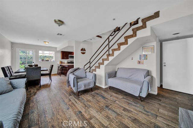 452 Chatsworth Dr. photo 3