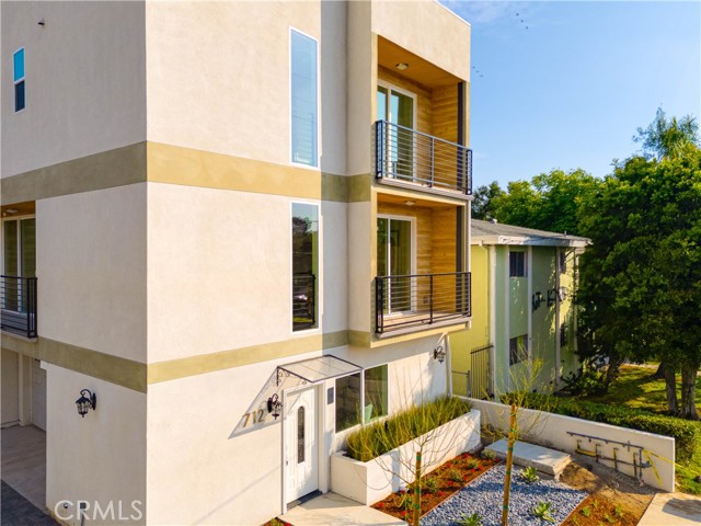 712 N Chestnut Avenue, Los Angeles CA: https://media.crmls.org/medias/e9efaf68-6c8f-45f2-b0f9-a8fcb0418c03.jpg