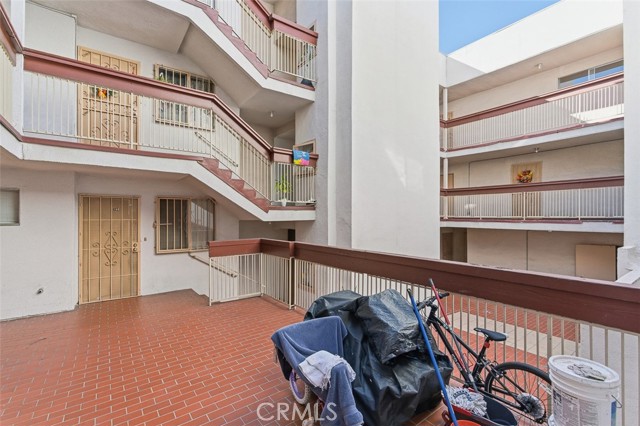 Image 14 of 26 For 939 College  