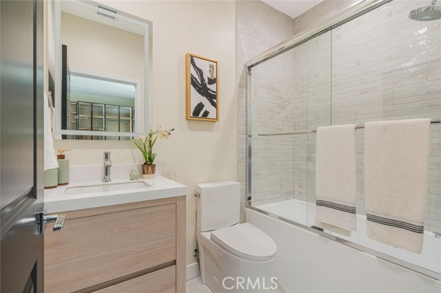 521 N Sparks Street, Burbank CA: https://media.crmls.org/medias/e9f06f26-29a3-4bcd-91fd-6a33d1a91a50.jpg