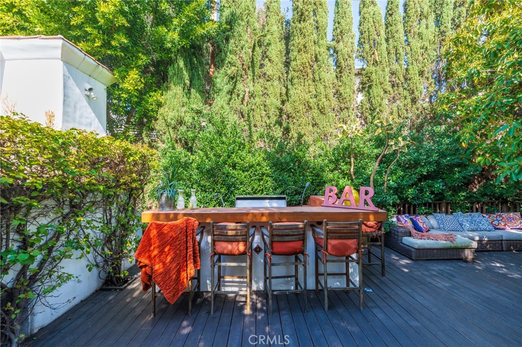 https://media.crmls.org/medias/e9f17813-74ff-48a0-a2d9-fe00d2c2d935.jpg?preset=X-Large